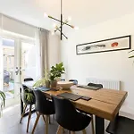 Very Comfortable And Welcoming Live In Hosts * ليدز