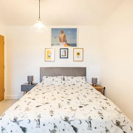 Very Comfortable And Welcoming Live In Hosts * ليدز