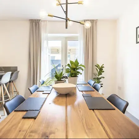 Very Comfortable And Welcoming Live In Hosts ليدز