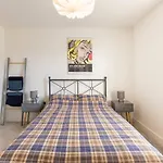 Very Comfortable And Welcoming Live In Hosts לידס